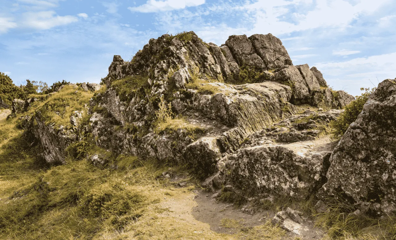 Co zwiedzać w górach świętokrzyskich? Odkryj ukryte skarby regionu