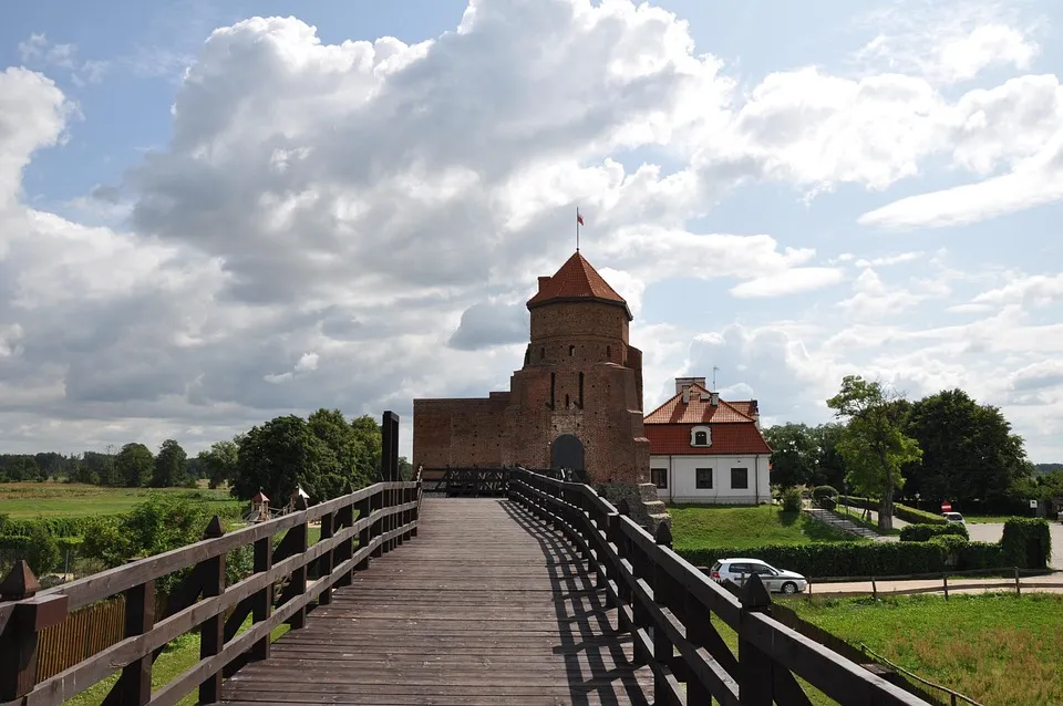 Najlepsze miejsca do zwiedzenia w okolicach Warszawy, które musisz zobaczyć