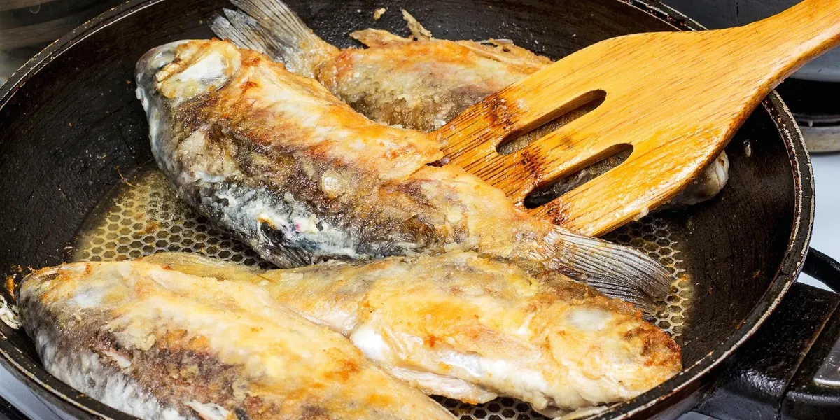 Czy rozmrażać rybę przed smażeniem? Oto, co musisz wiedzieć