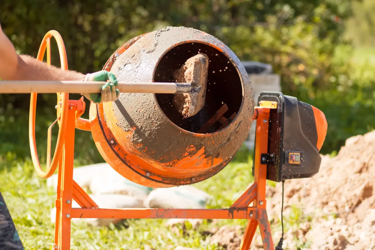 Ile cementu na betoniarkę 150l? Dokładne obliczenia i proporcje składników betonu