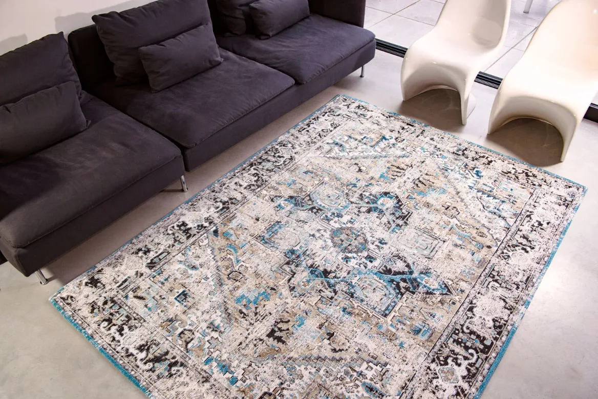 Jaki dywan do szarej kanapy i brązowych mebli, by uniknąć błędów?