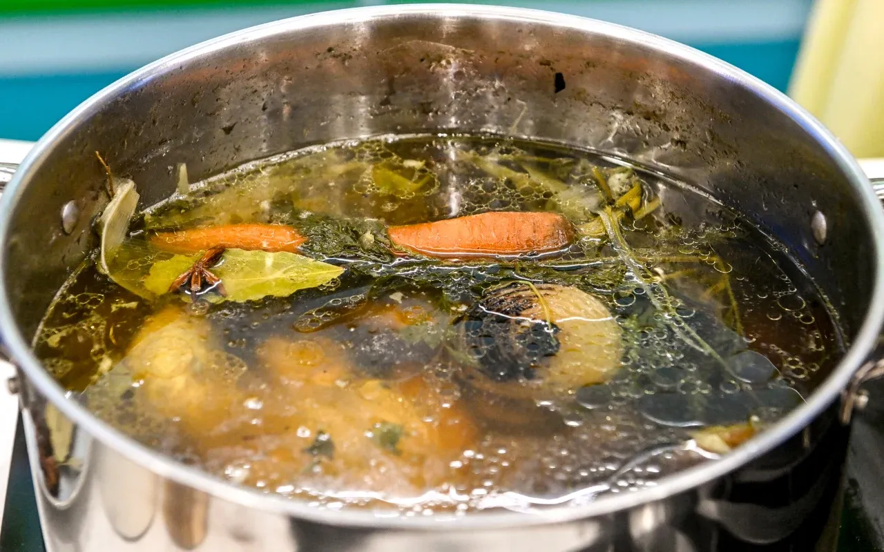 Co daje liść laurowy w zupie? Sekret smaku i aromatu