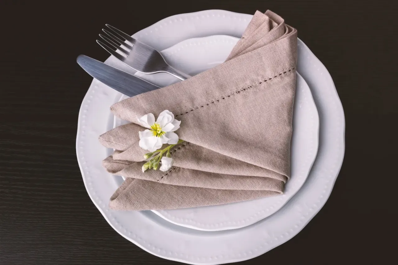 Jak kłaść serwetki na stole: 8 technik i zasad nakrywania Jak kłaść serwetki na stole: 8 technik i zasad nakrywania