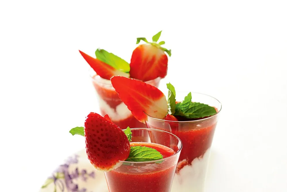 Najlepsze drinki z musem truskawkowym, które zachwycą Twoich gości