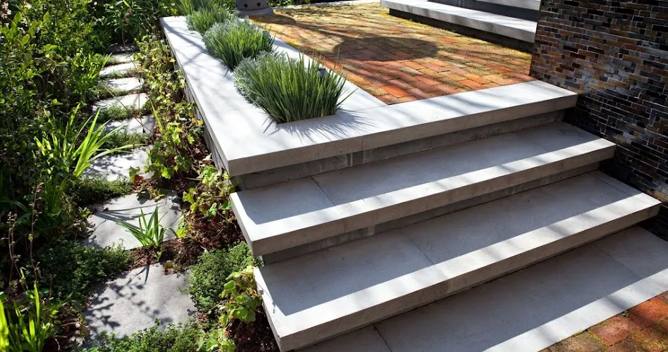 Jaki materiał na schody zewnętrzne? Odkryj najtrwalsze opcje i ich wady