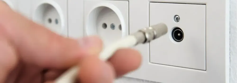 Jak podłączyć kabel antenowy do zasilacza - uniknij problemów z sygnałem