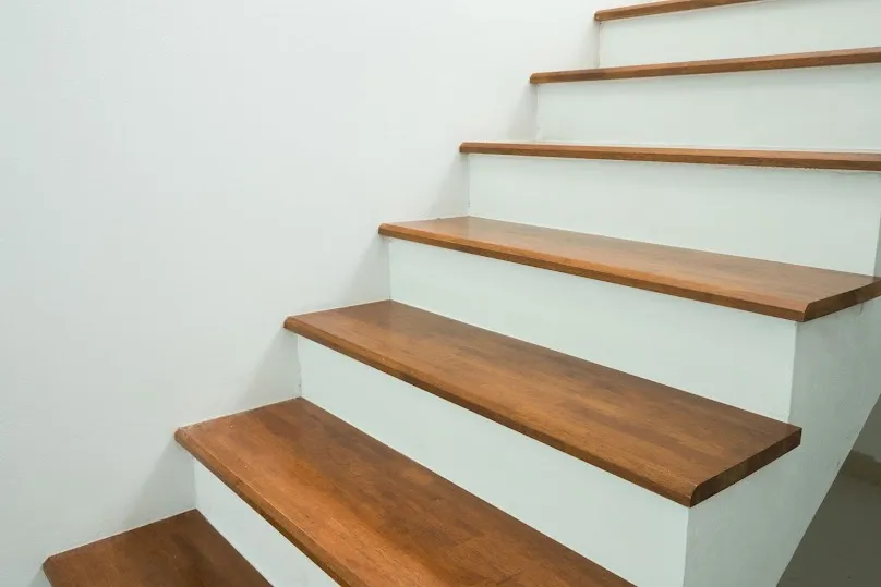 Czym pomalować schody, aby uzyskać trwałe i estetyczne wykończenie