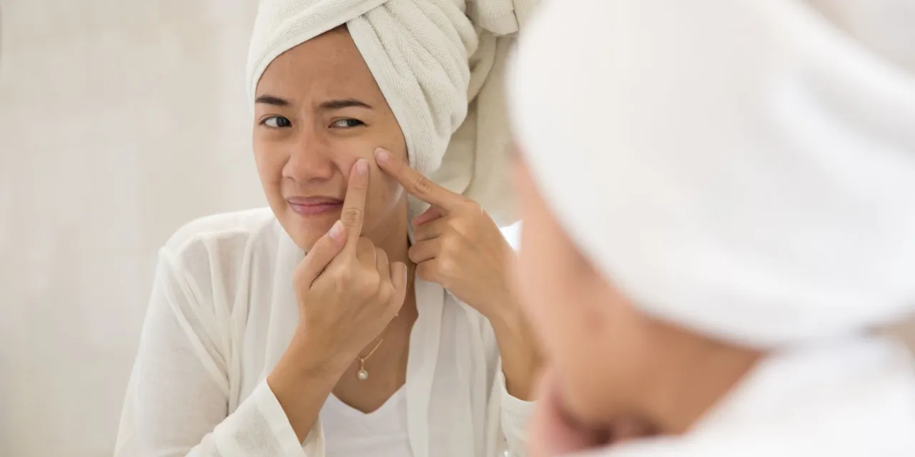 Pryszcze na policzkach od czego? Oto przyczyny i skuteczne rozwiązania