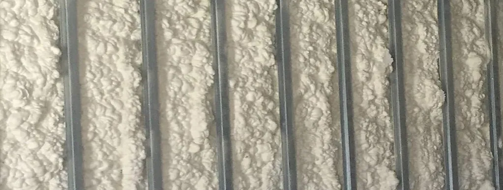 Czym pomalować piankę montażową, aby uzyskać trwały efekt?