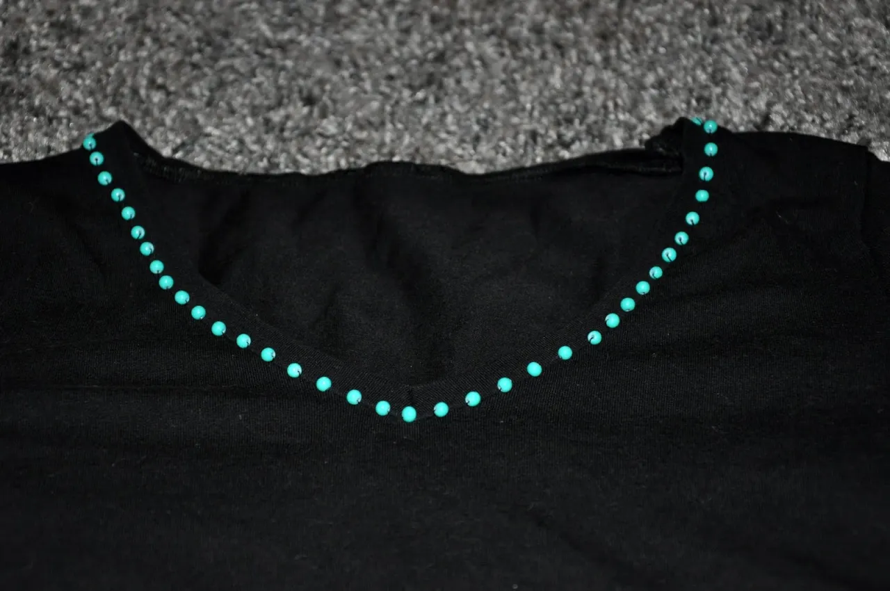 Ozdabianie bluzki koralikami: DIY krok po kroku. Stwórz unikalny styl!