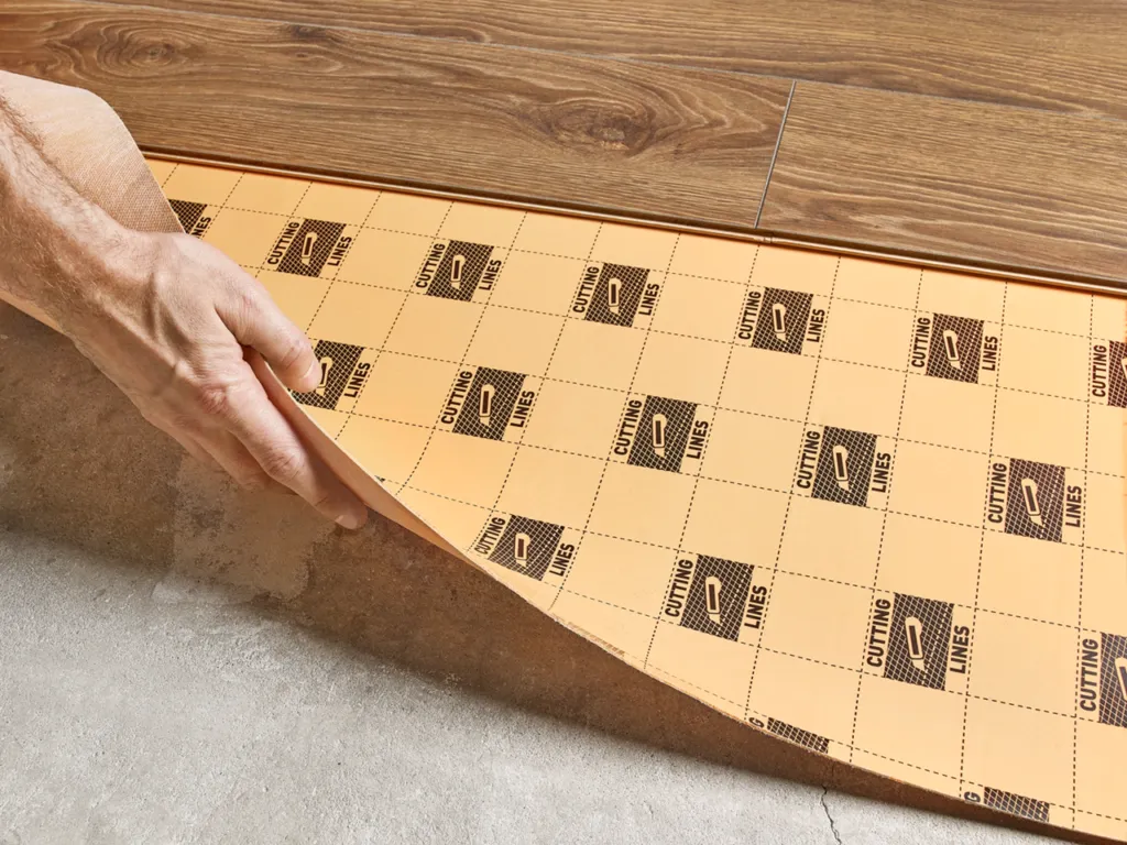 Czy gruntować wylewkę pod panele? Odkryj kluczowe korzyści i ryzyka