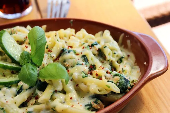 Zapiekanka ze szpinakiem: Jak zrobić perfekcyjną? Przepis i triki