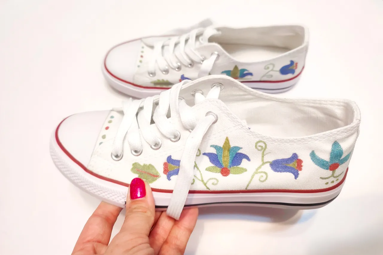 Zafarbuj buty materiałowe! Odmień trampki w domu prosty poradnik