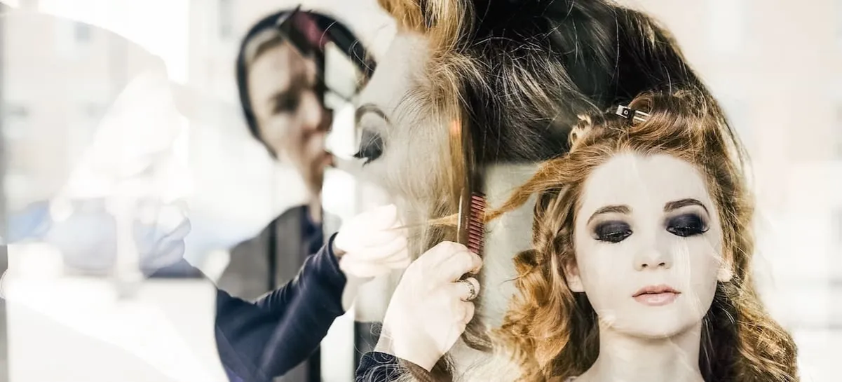 Staż fryzjerski na czym polega – kluczowe informacje i umiejętności