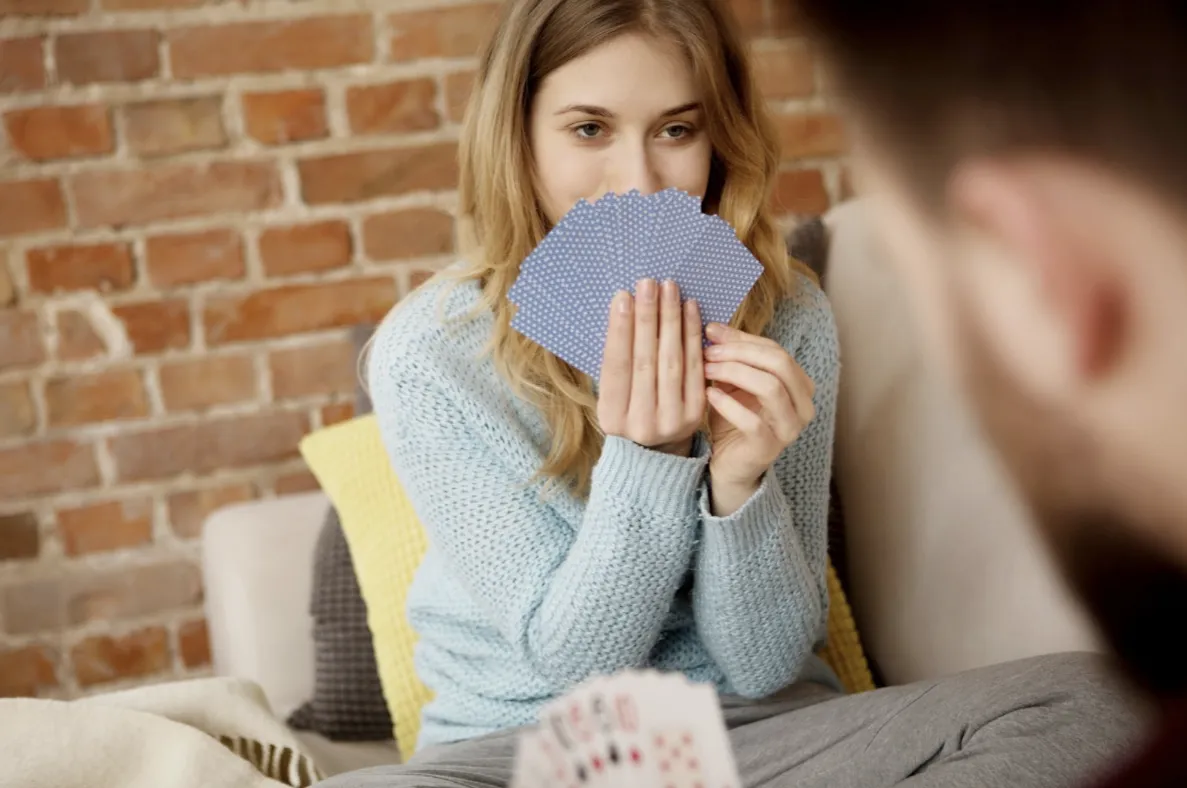 Dlaczego gry karciane stymulują rozwój intelektualny