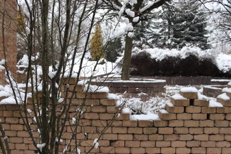 Jak skutecznie zabezpieczyć beton na zewnątrz przed uszkodzeniami