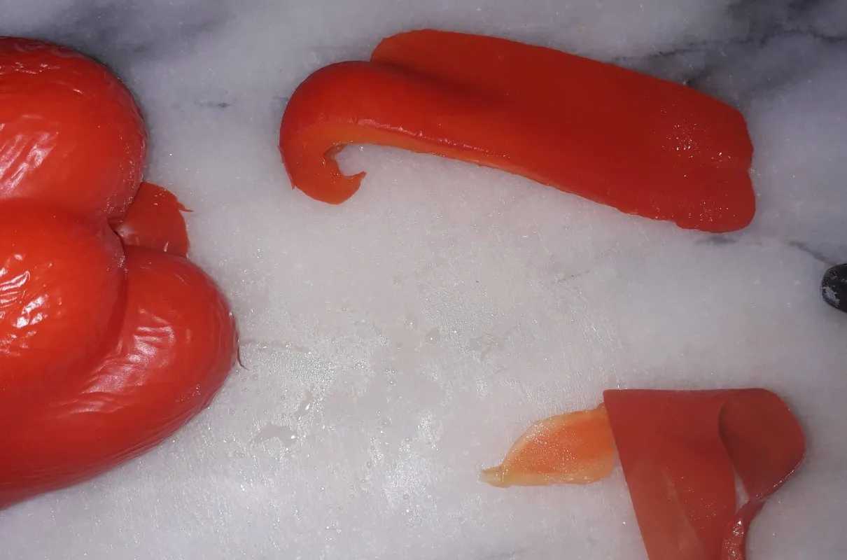 Szybki trik: Jak bez wysiłku zdjąć skórkę z papryki w mikrofali w 3 minuty