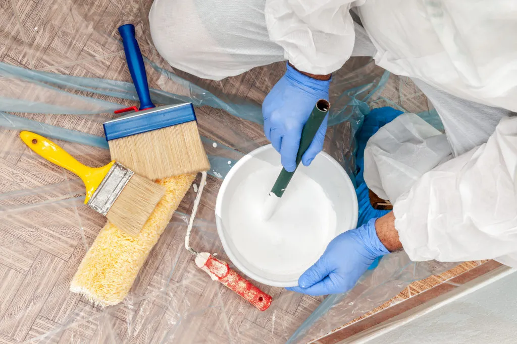 Czy można malować farbą lateksową na akrylową? Kluczowe zasady i porady