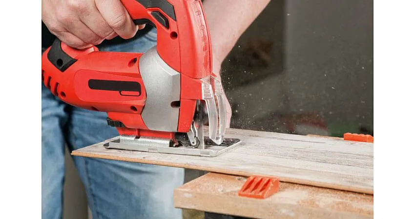 Wyrzynarka czy pilarka – która z nich jest lepsza do precyzyjnego cięcia?