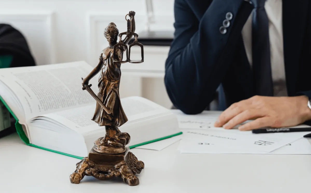 Kim jest biegły sądowy i jak jego opinia wpływa na wyrok?