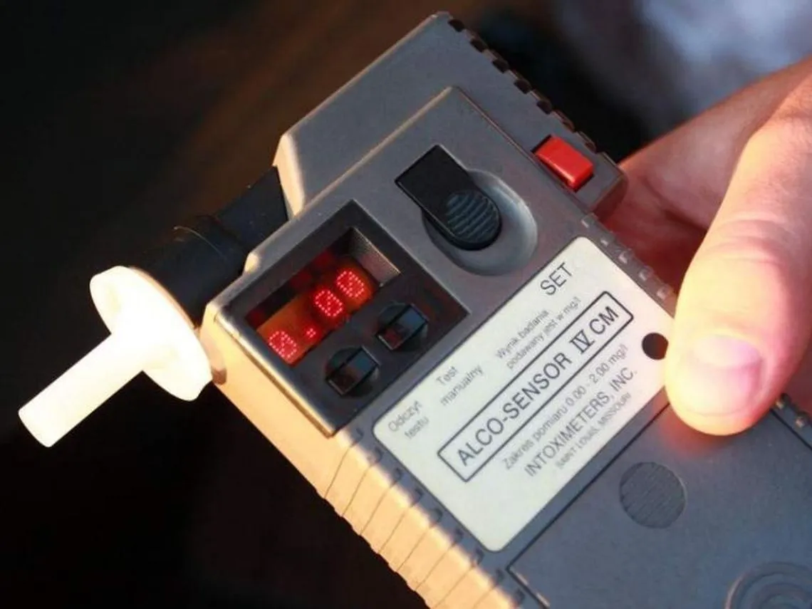 Czy bhpowiec może badać alkomatem? Prawo i prawa pracowników