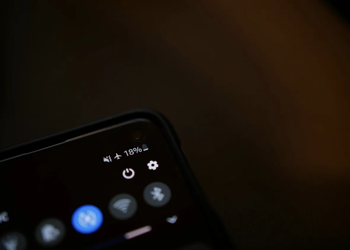 Używanie telefonu w samolocie – co wolno, a czego lepiej unikać?