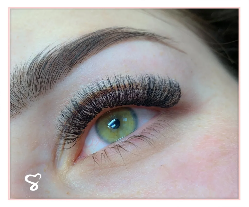 Jak dbać o przedłużane rzęsy, aby uniknąć ich uszkodzenia?