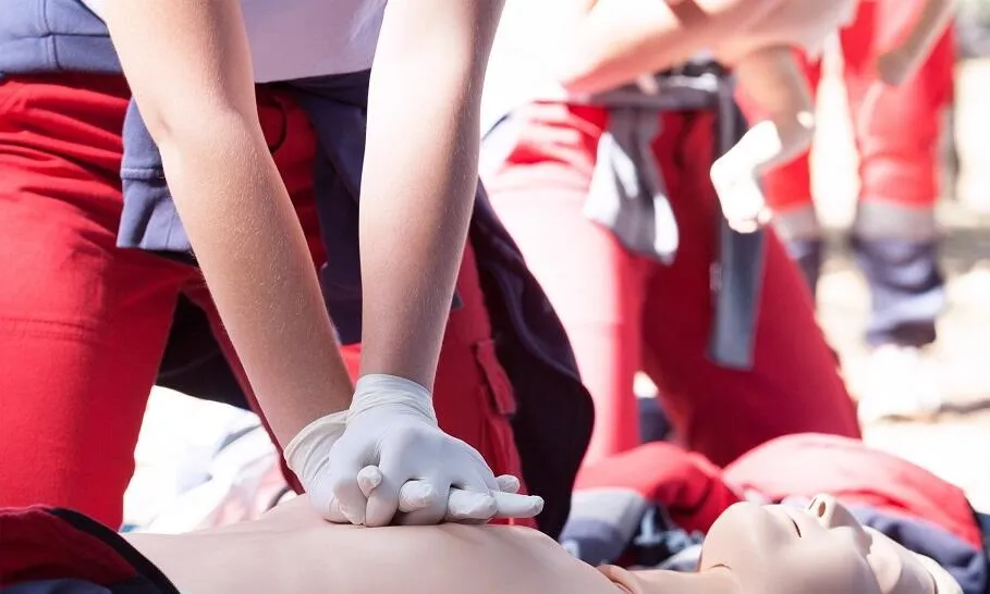 Jak wygląda szkolenie z pierwszej pomocy? Co musisz wiedzieć przed kursem
