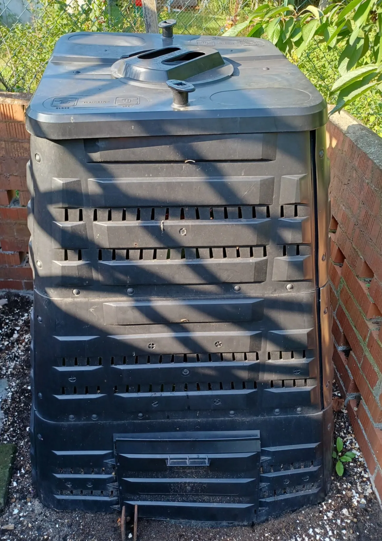 Jak przyspieszyć rozkład kompostu: 8 skutecznych metod