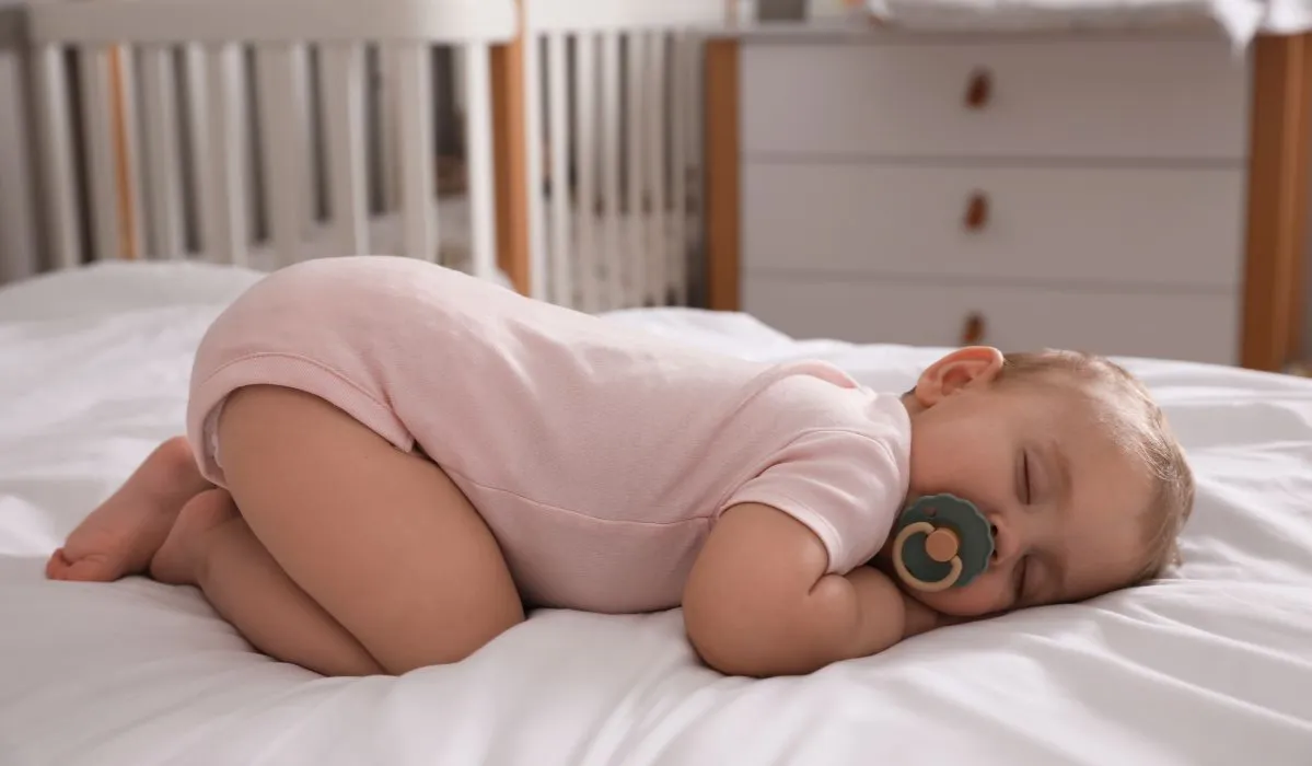Dlaczego dziecko śpi z pupą do góry? Zrozum przyczyny tej pozycji.