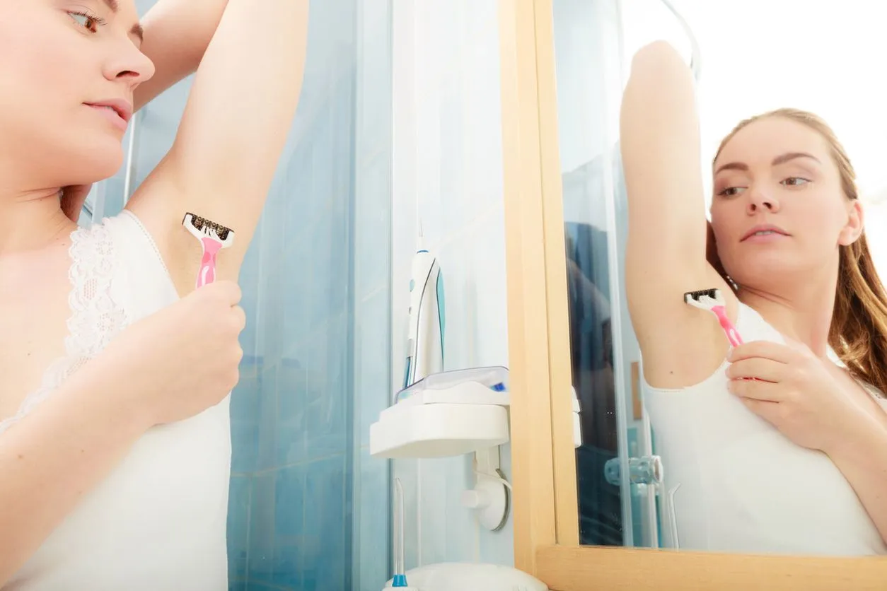 Jak się golić pod pachami bez podrażnień i z idealnym efektem