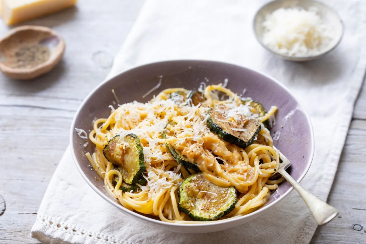 Pyszne spaghetti z cukinią i pieczarkami - łatwy przepis na obiad