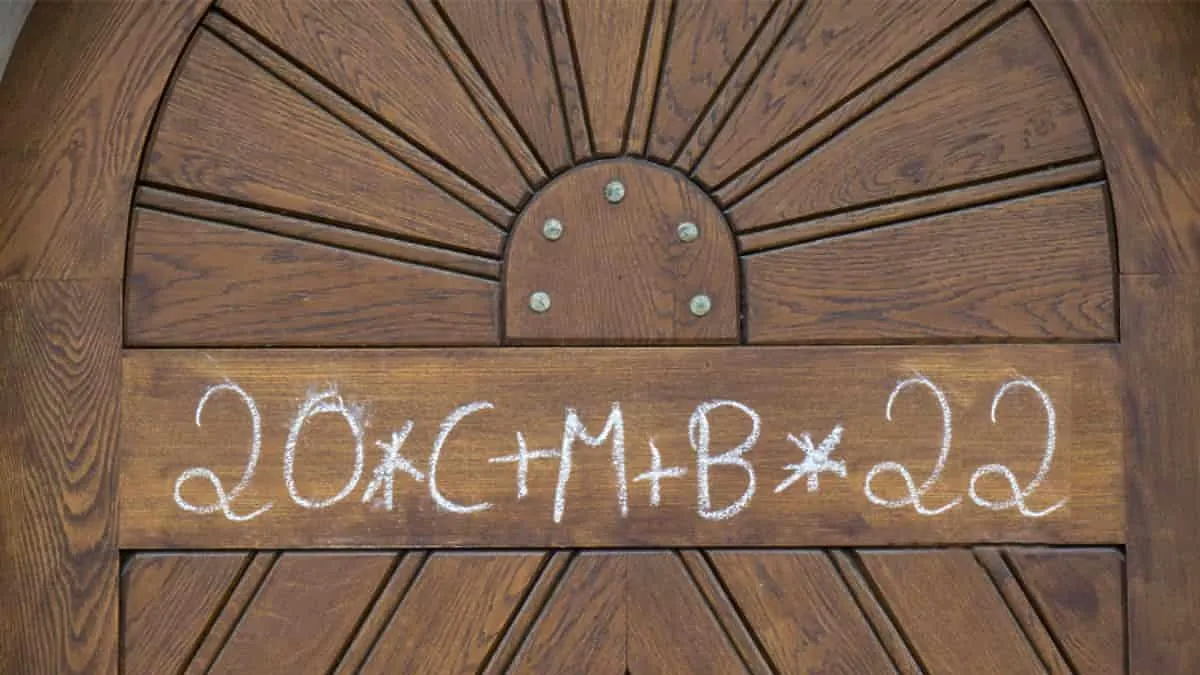 Jak napisać na drzwiach Trzech Króli, aby tradycja była pełna znaczenia