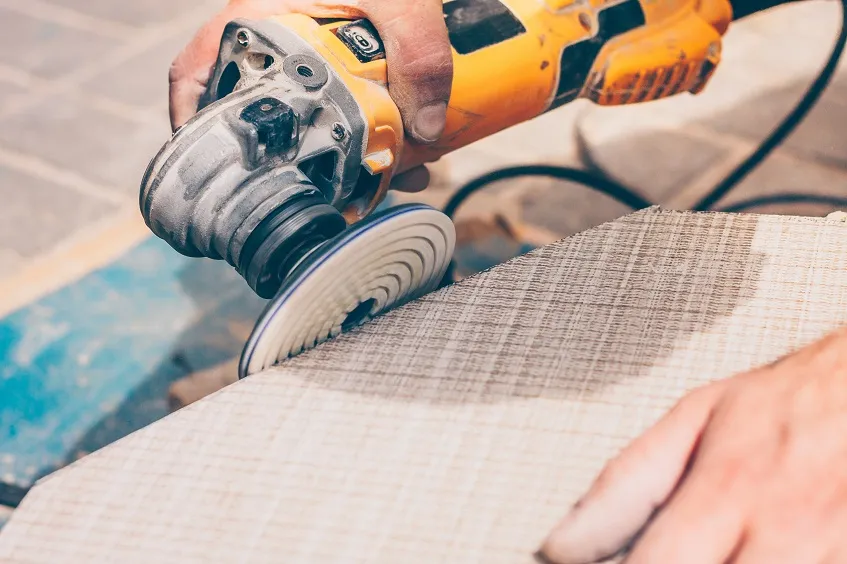 Fazowanie płytek czy listwy wykończeniowe - jak uniknąć błędów w łazience