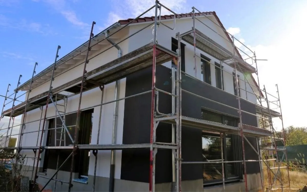 Czym malować elewacje domu, aby uniknąć błędów i kosztów?