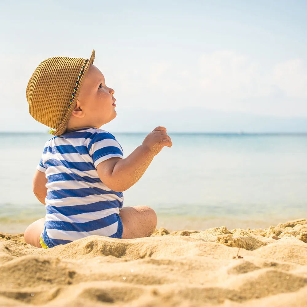 Wakacje z niemowlakiem: Bezpieczne kierunki i sprytne triki dla rodziców