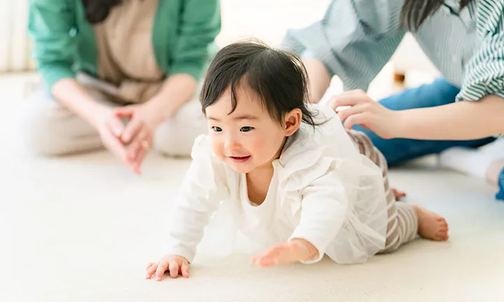 Kiedy dziecko raczkuje i siada? Odkryj kluczowe etapy rozwoju