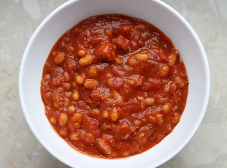 Ile kalorii ma fasolka po bretońsku z kiełbasą: Kompletna analiza kaloryczności