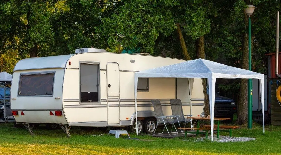 Przyczepa kempingowa składana: Jakie są zalety i wady składanych przyczep?