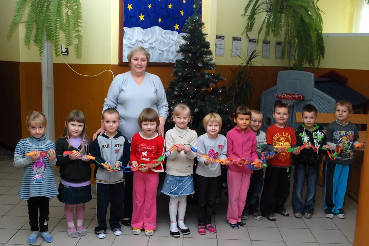 Jak elegancko ubrać dziecko na choinkę szkolną: praktyczne wskazówki