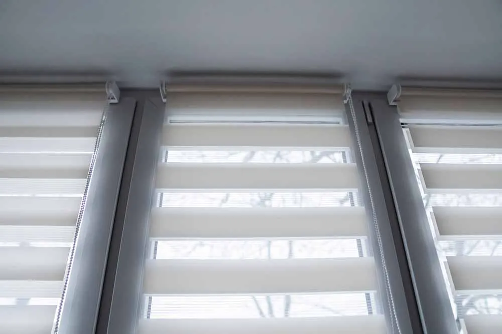 Ile kosztuje montaż rolet dzień noc? Sprawdź ukryte koszty!