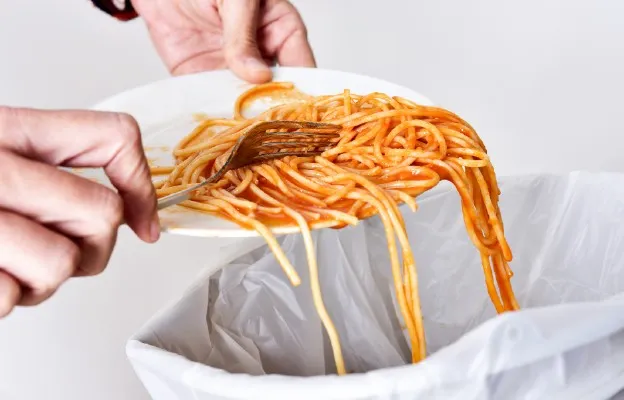 Czy wyrzucanie jedzenia to grzech? Odkryj moralne konsekwencje marnotrawstwa