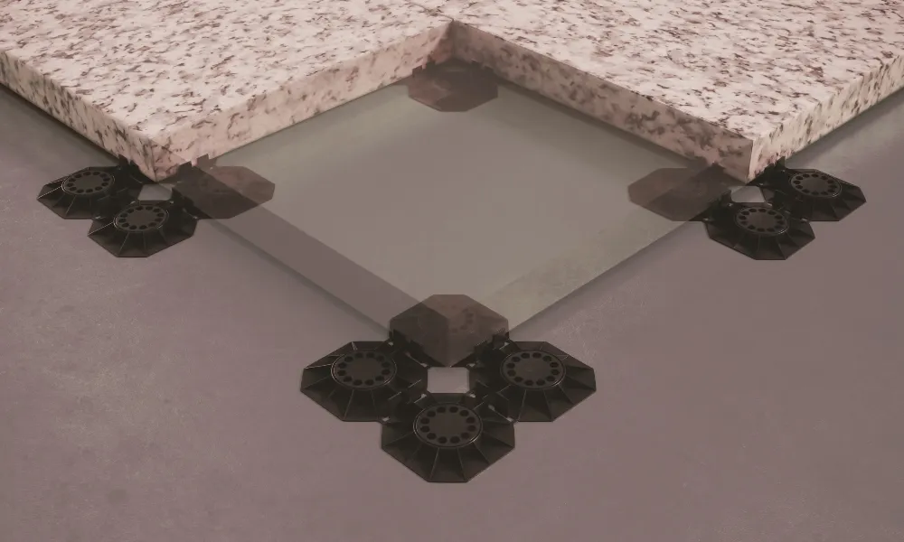 Płytki na tarasie jak przyklejać, by uniknąć odpadania i uszkodzeń