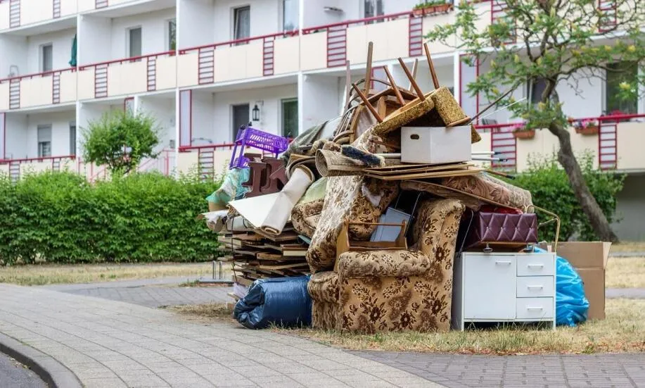 Jak pozbyć się starych mebli skutecznie i ekologicznie bez stresu