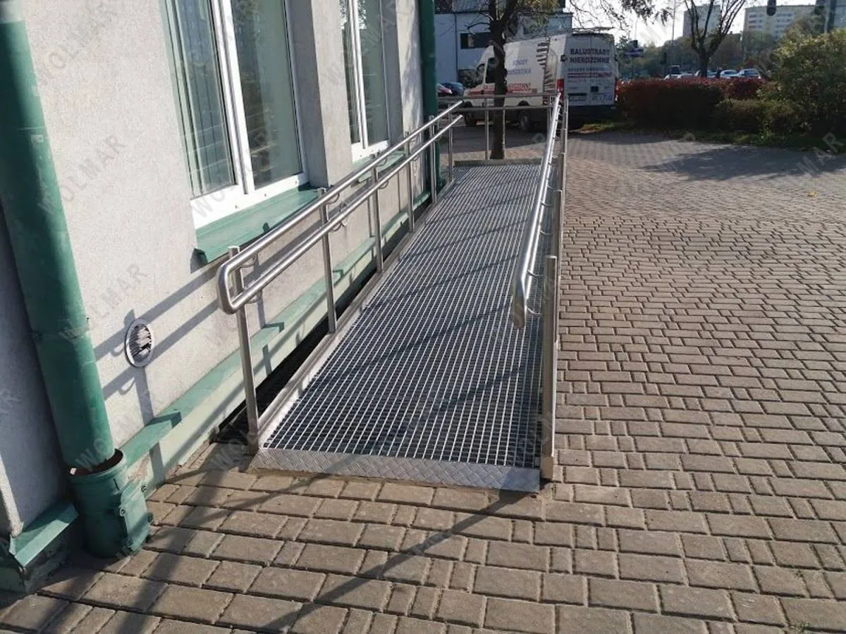 Jak zrobić podjazd dla niepełnosprawnych zgodny z przepisami i bezpieczny w użytkowaniu