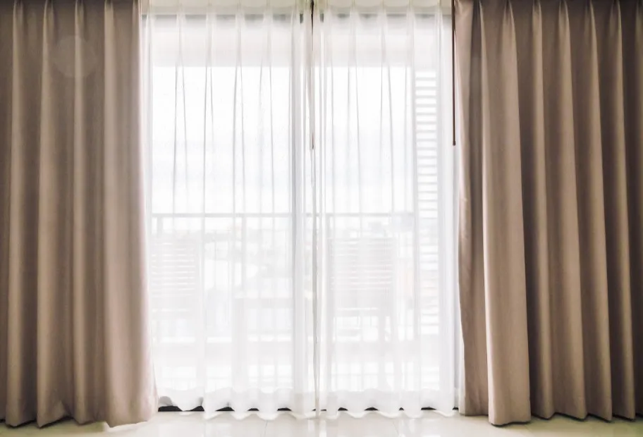 Czy zasłony są modne? Trendy i inspiracje w dekoracji okien