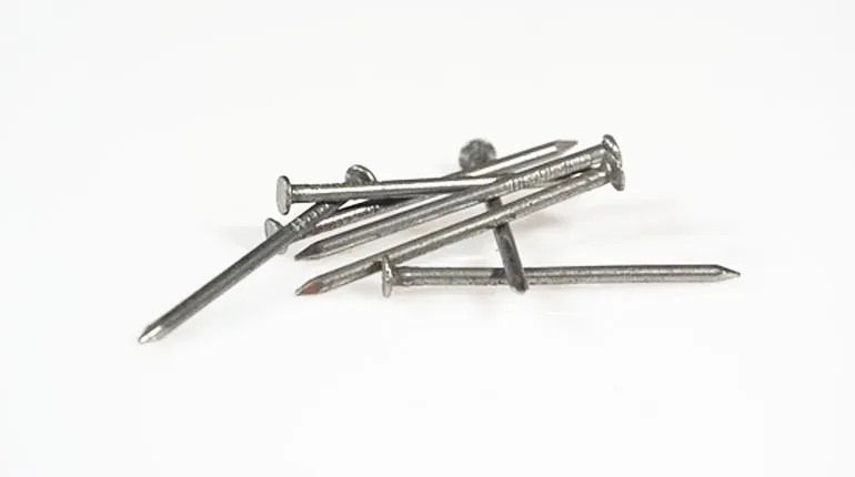 Jak wbijać gwoździe tapicerskie bez uszkadzania materiału