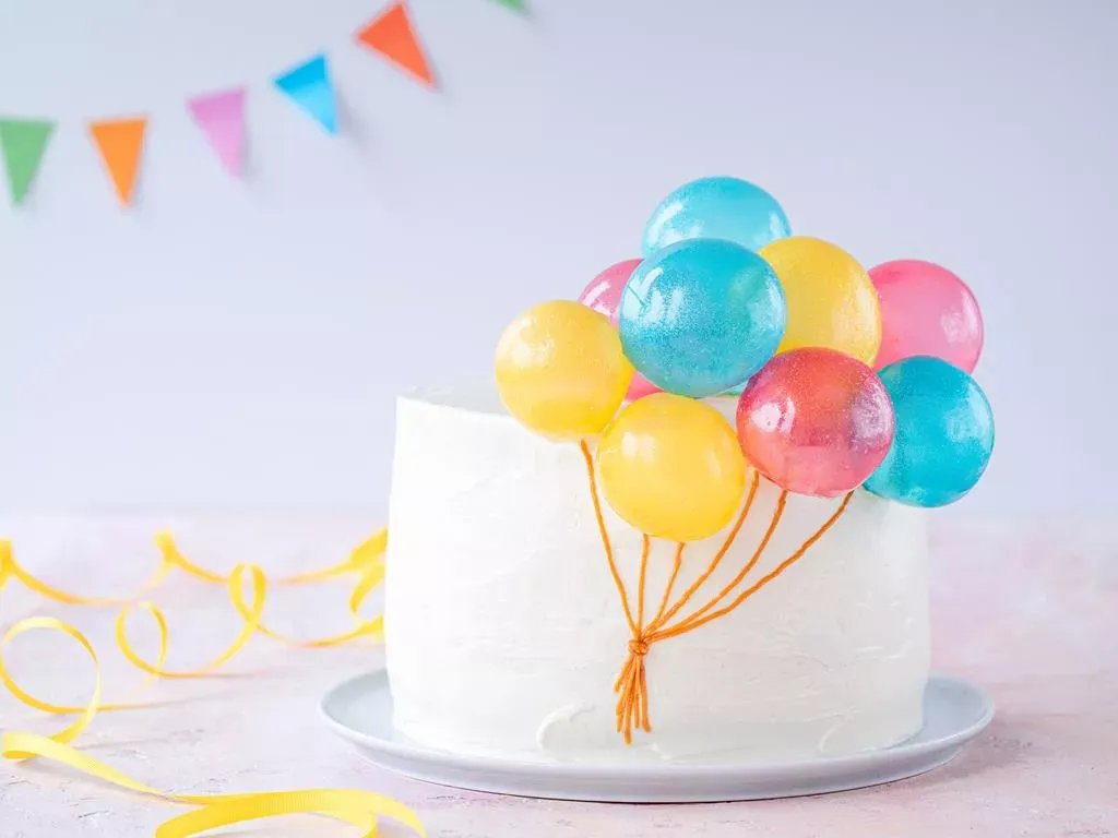 Jakie ciasto zamiast tortu na urodziny? Sprawdź pyszne alternatywy