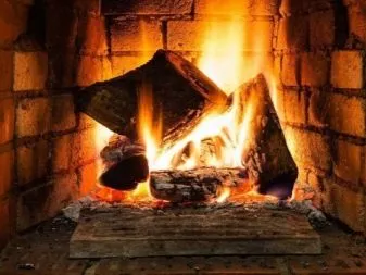 Jakie są kluczowe temperatury spalania drewna w kominku?