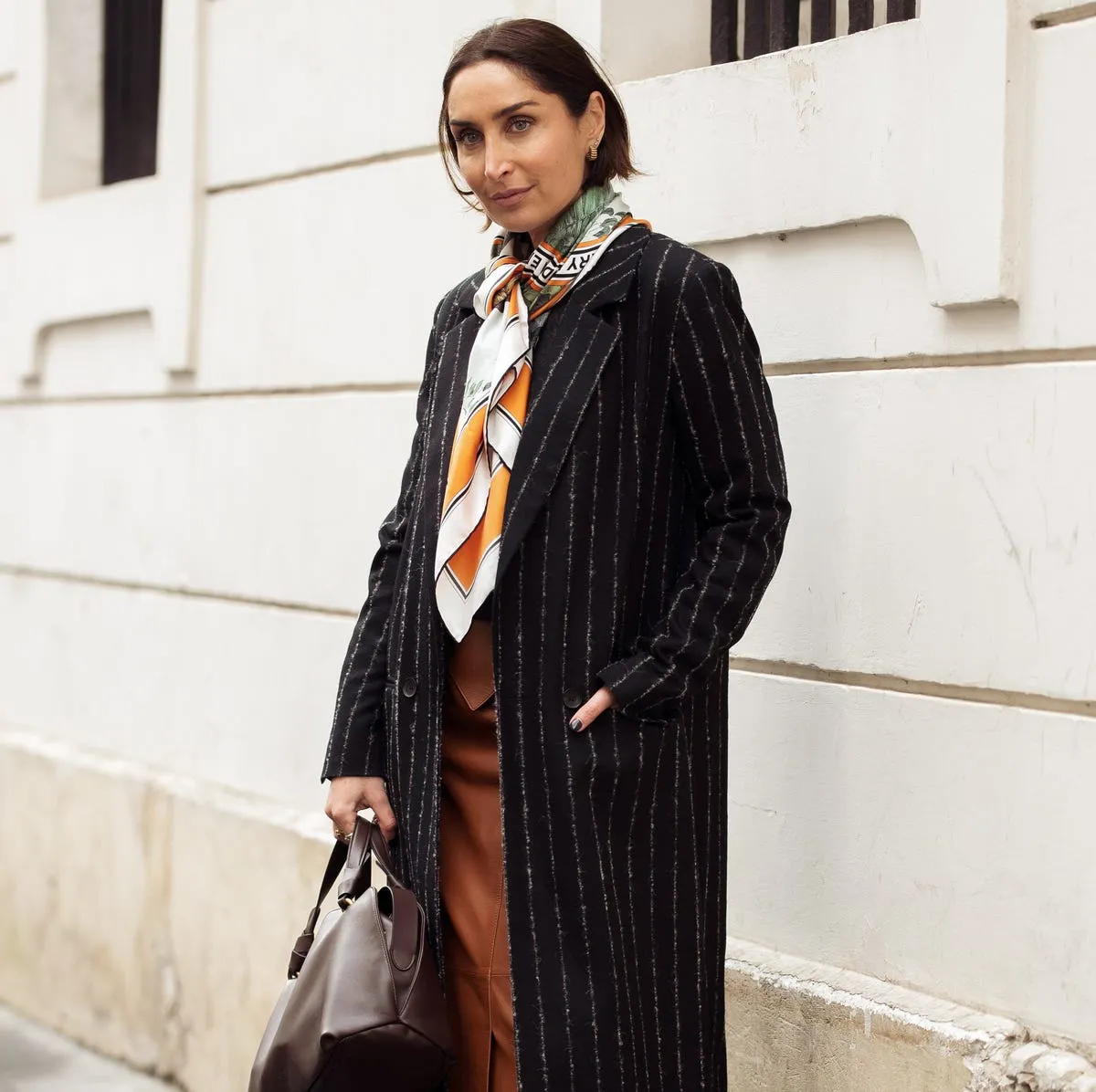 Faldas satinadas marrón: tendencias y consejos para lucirlas mejor